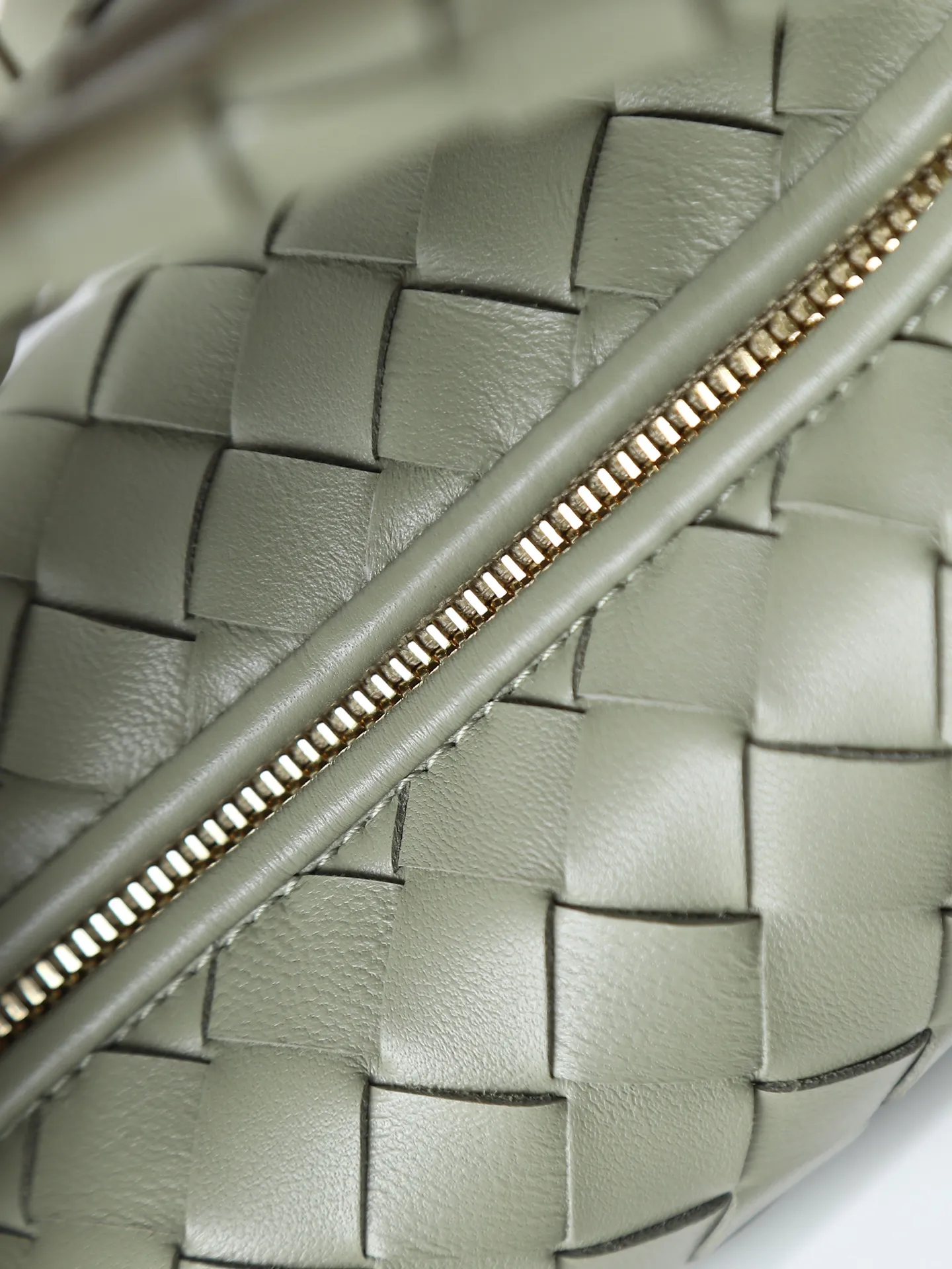 800. Bottega veneta͙.——-The latest braided and knotted hobo🔥 The top-grade lambskin leather is very soft, the bag shape is unique, practical and durable. It retains the traditional weaving elements while being a bit more flamboyant ~ Made of hand-woven sheepskin, zipper opening and closing, curved seamless structure, effortless to match. Highly recommended⚠️⚠️⚠️ The most high-end in the market🌈Welcome to compare [Factory complete package] size: 23x15x5cm.   Model: 651876